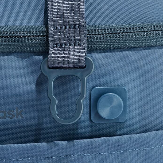 carryouttm-soft-cooler-30-l-w5 250815_hydro_cooler_details_14856_2_5.jpg