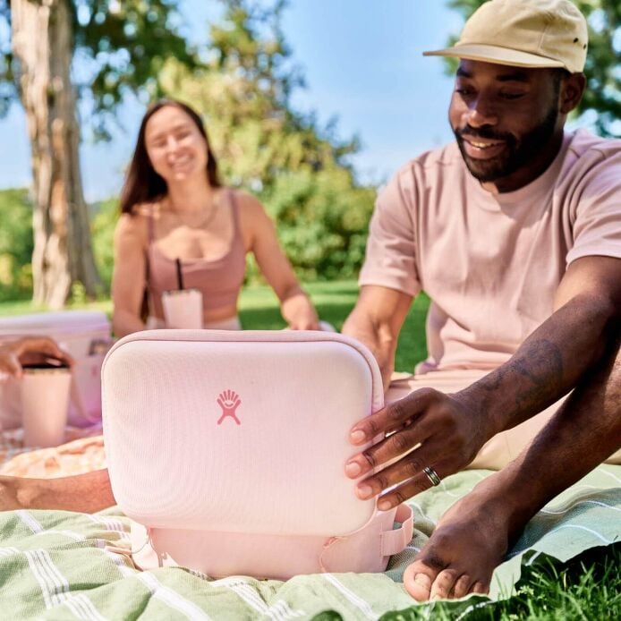 5-l-carry-outtm-lunch-box-b0 hf_s24_trillium_45_1.jpg
