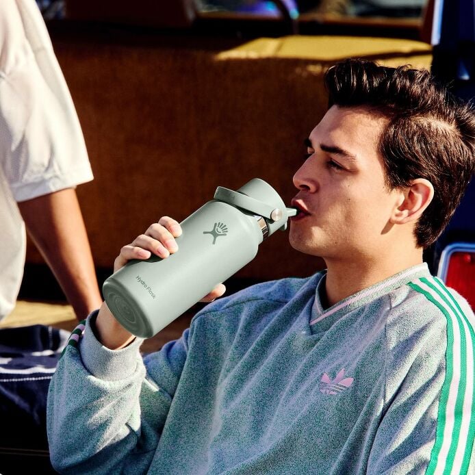 32-oz-wide-mouth-with-flex-straw-cap-t0 s25_tailgating_brouwer_exp-2028-06-01_04-6336_1__5.jpg